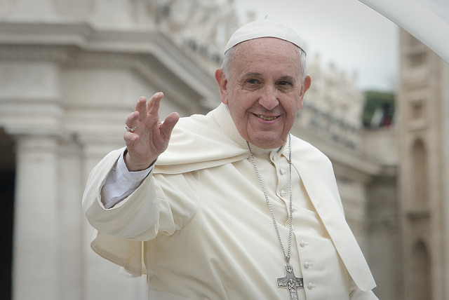 Papa Francesco saluta
